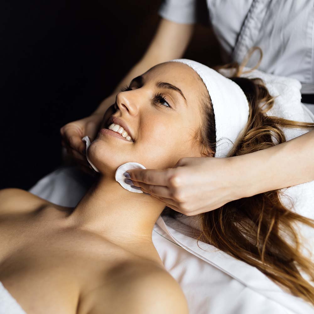 masseur-giving-treatment-EVXT6ZZ.jpg
